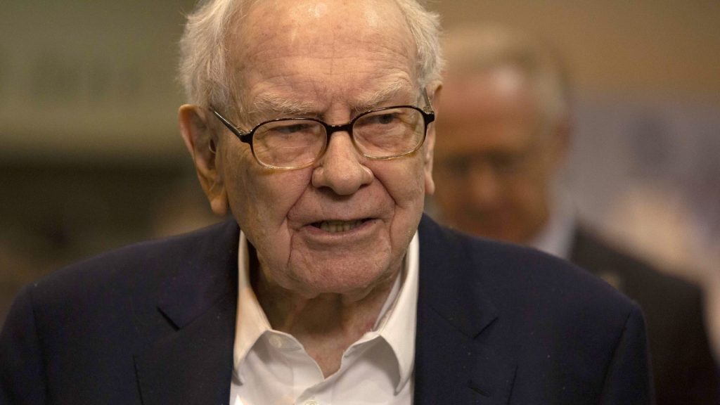 Berkshire Hathaway’s cash fortress tops 0 billion as Buffett sells more stock, freezes buybacks