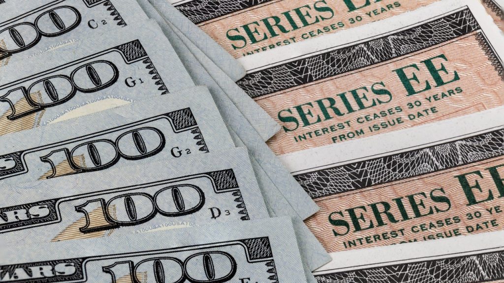 CDs vs. bonds: How they compare and which is right for you
