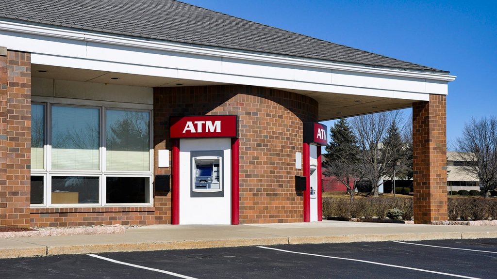 Community banks vs big banks: Which is right for you?