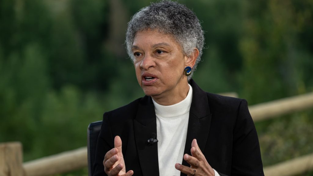 Boston Fed President Collins advocates holding rates steady, sees ‘high bar’ for further cuts Boston Fed President Collins advocates holding rates steady, sees ‘high bar’ for further cuts