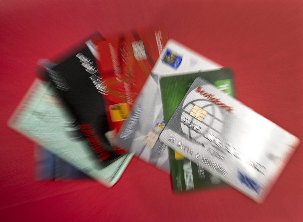 More Canadians missing non-mortgage debt payments: Equifax