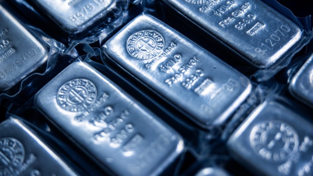 Silver tops  for first time, then stages dramatic reversal overnight